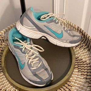 Nike Running shoes size 8.5 EUC no defects, no stains. Gently worn, great shape!